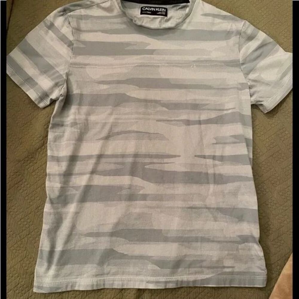 Mens Small Calvin Klein Baby Blue Camo Print T-Shirt